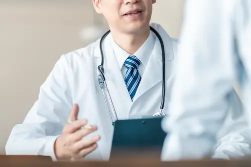 もとまちリウマチ内科クリニックは一般内科とリウマチの二本柱で地域の健康を支えます。「何科に相談すればよいか分からない」という体調のお悩みも、まずはお気軽にご相談ください。