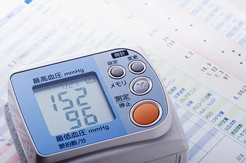もとまちリウマチ内科クリニックは一般内科とリウマチの二本柱で地域の健康を支えます。「何科に相談すればよいか分からない」という体調のお悩みも、まずはお気軽にご相談ください。